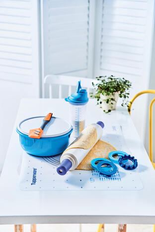 Tupperware Mixing Bowl, 3L mit Top-Schaber, Shake-it, Profi-Teigrolle und Teigunterlage