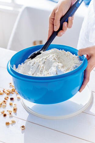 Tupperware Mixing Bowl, 3L mit Griffbereit Kochlöffel, Mehl und Nüssen